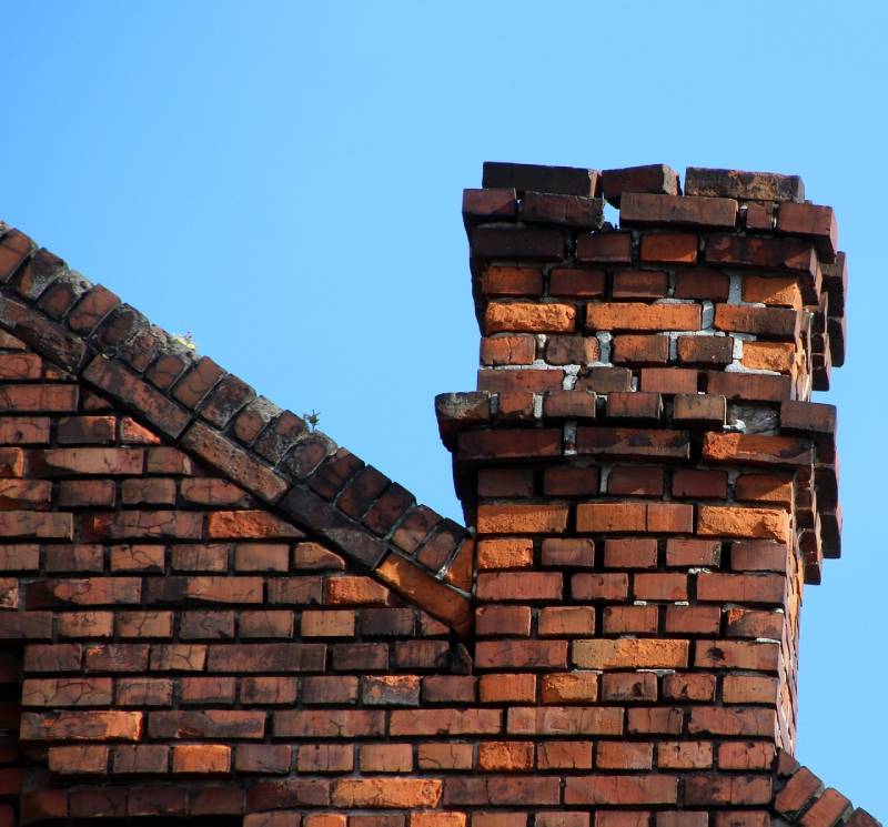Damaged chimney on an Davie home showing cracks and missing mortar